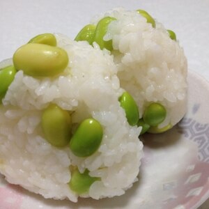 子供も大好き！枝豆ごはんのおにぎり